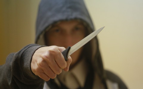 На сыктывкарку напал неизвестный с ножом: прохожие не пришли девушке на помощь