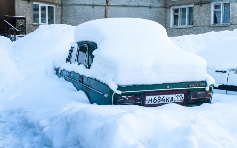 Сыктывкарские автосугробы: заброшенные ВАЗы и дорогие иномарки (фото)