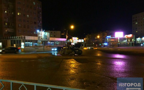 В Сыктывкаре водитель «Kia» снес дорожный знак на «кольце»