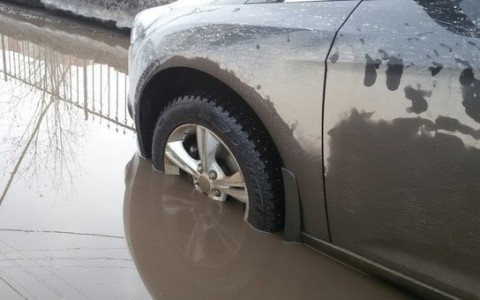 В Сыктывкаре машины проваливаются в яму прямо на дороге (фото)