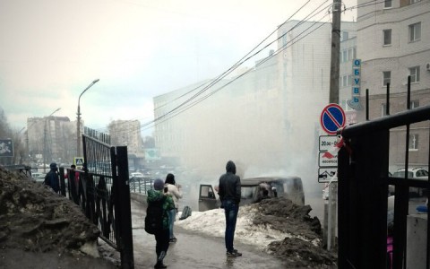 В Сыктывкаре около торгового центра загорелась «буханка» (фото, видео)