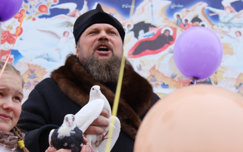 В Сыктывкаре епископ Питирим и дети выпускали голубей: «Раз, два, три, птиченька, лети!»