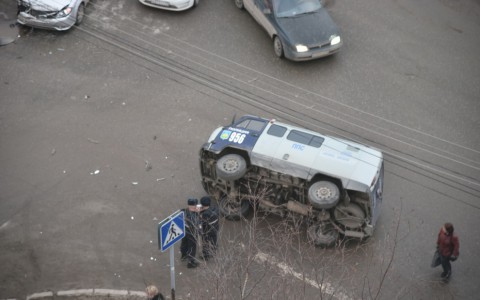 Появились фото с места ДТП, где полицейская «буханка» перевернулась на дороге