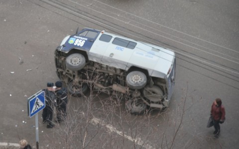 Стали известны подробности ДТП с перевернувшейся полицейской «буханкой» в Сыктывкаре