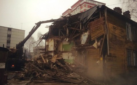 Фото очевидца: в Сыктывкаре снесли дом на улице Пушкина