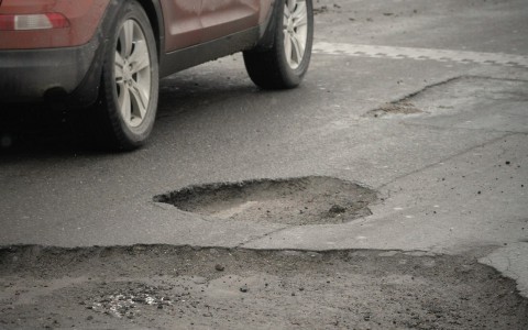 «Народный контроль»: сыктывкарцы жалуются на дорогу в Дырносе и на объявления на зданиях