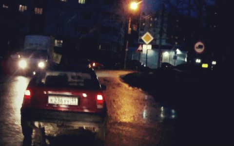 В Сыктывкаре лихач пытался спровоцировать аварию на дороге (видео)