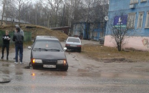 В Сыктывкаре «девятка» провалилась в яму в асфальте (фото)