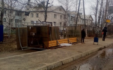 В Сыктывкаре ветром снесло остановку: там находились люди (фото)