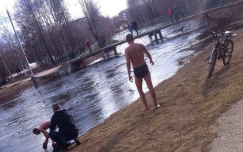 Фото очевидца: в Коми двое мужчин открыли купальный сезон