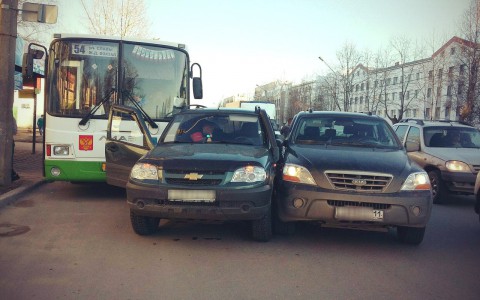 В Сыктывкаре дорогу не поделили два джипа и автобус (фото)