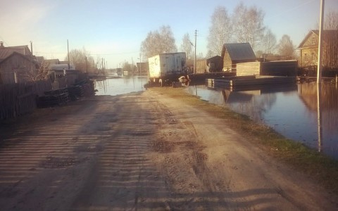 Фото очевидца: в Сыктывкаре в поселке Заречье вода добралась до домов