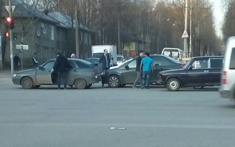 В центре Сыктывкара столкнулись три автомобиля