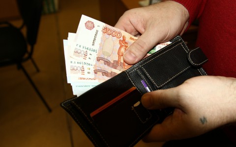 В Коми парень обманул дедушку, отдав долг купюрой банка приколов
