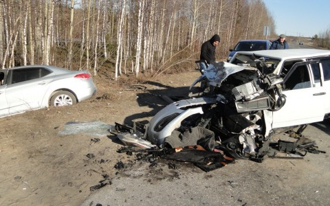 В Коми Citroen вылетел на встречную полосу, столкнулся лоб в лоб с ВАЗ-2109 и задел Renault (фото)