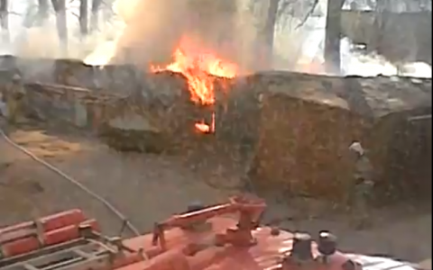 В Сыктывкаре произошел пожар в гаражном комплексе (видео)