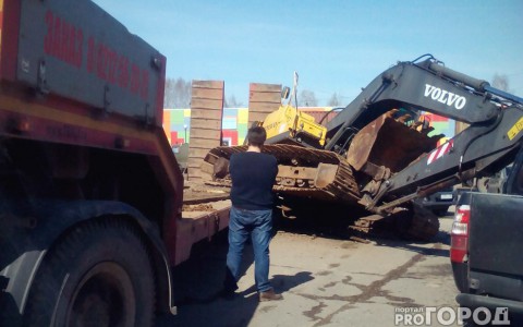 Появилось видео, как в Сыктывкаре поднимали экскаватор, упавший с трала
