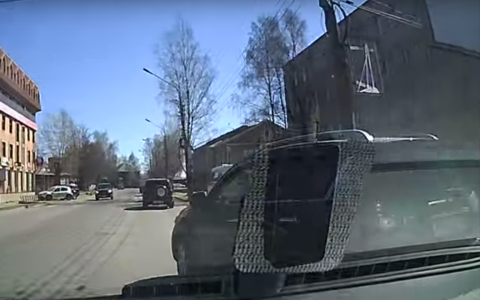 В Сыктывкаре пенсионерка на Mitsubishi Outlander дерзко подрезала авто (видео)