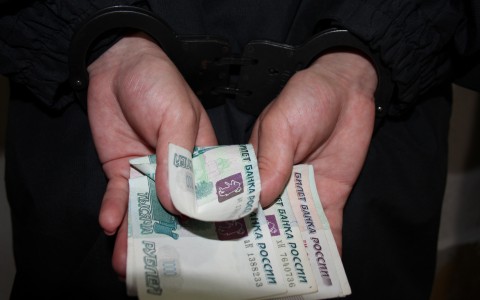 В Ухте мужчина из Вологодской области похитил у сыктывкарца 5000 рублей (видео)