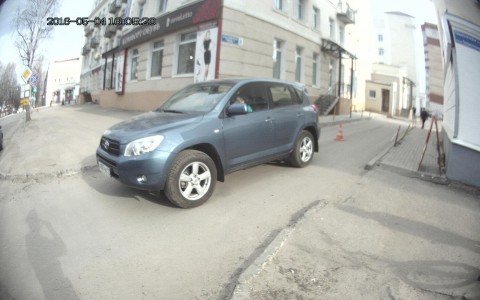 В Сыктывкаре автоледи на Toyota RAV4 сбила мальчика на велосипеде