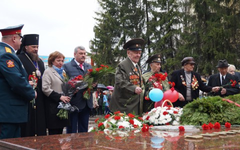 В Сыктывкаре Сергей Гапликов и Андрей Самоделкин возложили цветы к «Вечному огню» (фото)