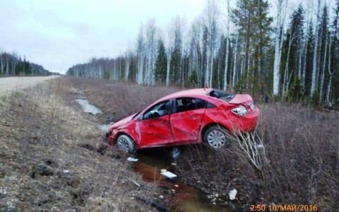 В Коми перевернулся автомобиль: девушка погибла до приезда скорой