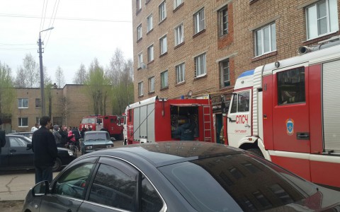 Фото очевидца: в подъезде дома в Сыктывкаре сгорела проводка