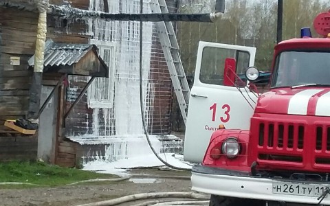 В Сыктывкаре загорелся деревянный дом (фото)