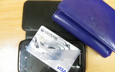 В Сыктывкаре охранник магазина в медицинской маске снял 25 000 рублей с чужой карты