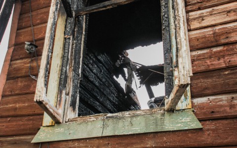 В Коми огнеборцы спасли на пожаре мужчину