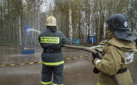 В Сыктывкаре пожарные кромсали прутья и «стреляли» в мишень из мотопомпы (фото, видео)