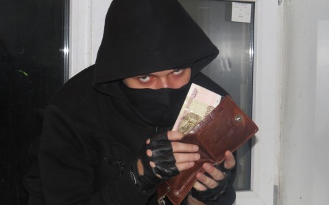 В Сыктывкаре мужчина с обрезом ограбил магазин ритуальных услуг