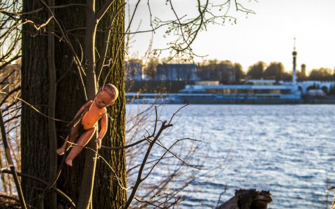 Сыктывкар за день 15 мая: девушки, справляющие нужду под камерами видеонаблюдения и 11-летняя девочка, которая свела счеты с жизнью