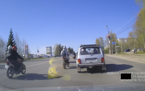 Сыктывкарские байкеры во время открытия мотосезона проехали на «красный» (видео)