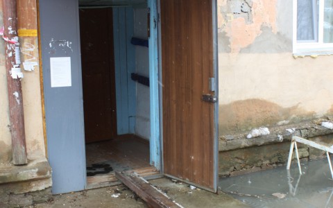 «Народный контроль»: в подъезде Сыктывкара воды по щиколотку