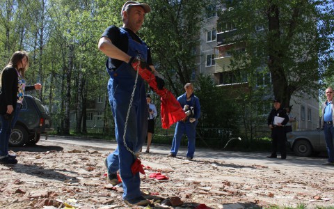 Война против «захватчиков парковок»: в Сыктывкаре демонтировали незаконные ограждения (фото)