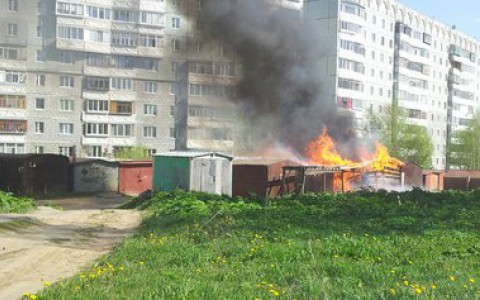 В Сыктывкаре в микрорайоне Орбита горят гаражи