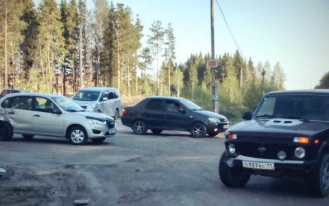 В Сыктывкаре автоледи на иномарке спровоцировала аварию (фото)