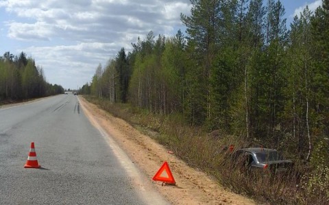 В Коми пьяный водитель без прав улетел в кювет