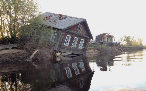 Фото очевидца: в Заречье дом уходит под воду