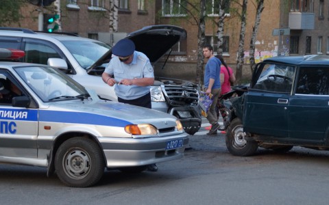 В Сыктывкаре на перекрестке столкнулись Toyota и «семерка» (фото, видео)