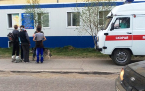 В Коми по пояс голый мужчина выпал из окна