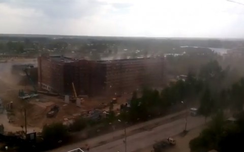 Шторм в Сыктывкаре поднял в воздух клубы пыли (видео)