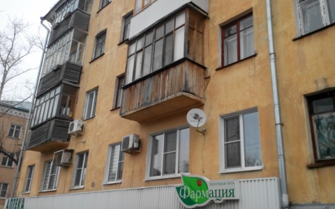 В Коми мужчина выпал с балкона на асфальт