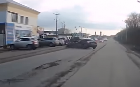 В Коми мотоциклист перевернулся от столкновения с автомобилем (видео)