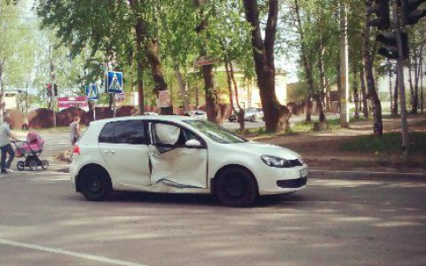 В Сыктывкаре на перекрестке столкнулись ВАЗ и «Фольксваген» (фото)