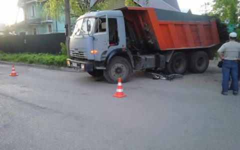 В Сыктывкаре  водитель  КамАЗа сбил мальчика-велосипедиста