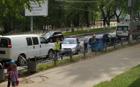 В центре Сыктывкара минивен догнал легковушку: есть пострадавшие  (фото, видео)