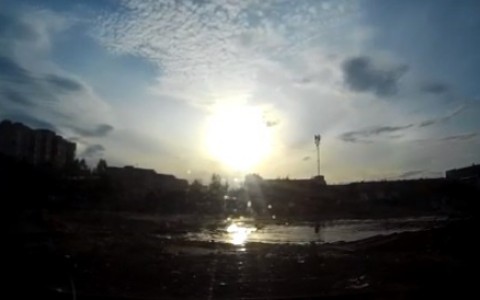 В Сыктывкаре дети плавали в луже (видео)