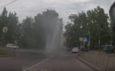 В Сыктывкаре в центре дороги бил гейзер (видео)